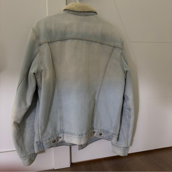 Levi's Type III Sherpa Trucker Jacket (Light Blue Wash) - Picture 2 of 3